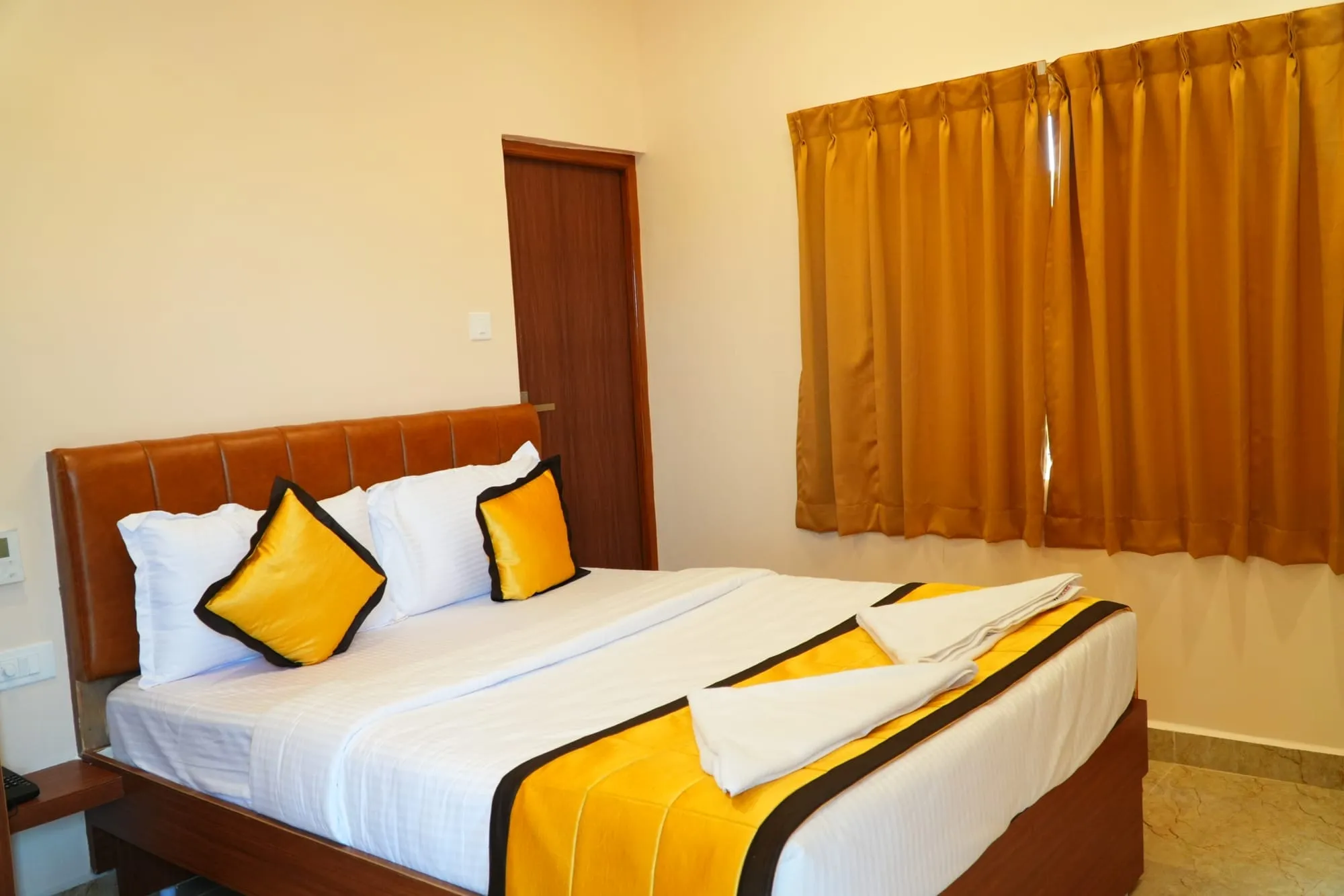 UJ Pallazzio Business Class with queenbed and modern amenities - Image 2