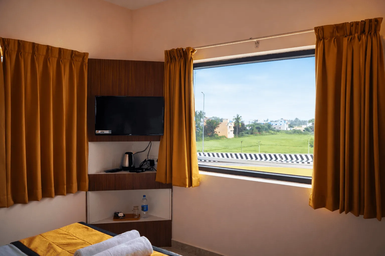 UJ Pallazzio Business Class with queenbed and modern amenities - Image 3