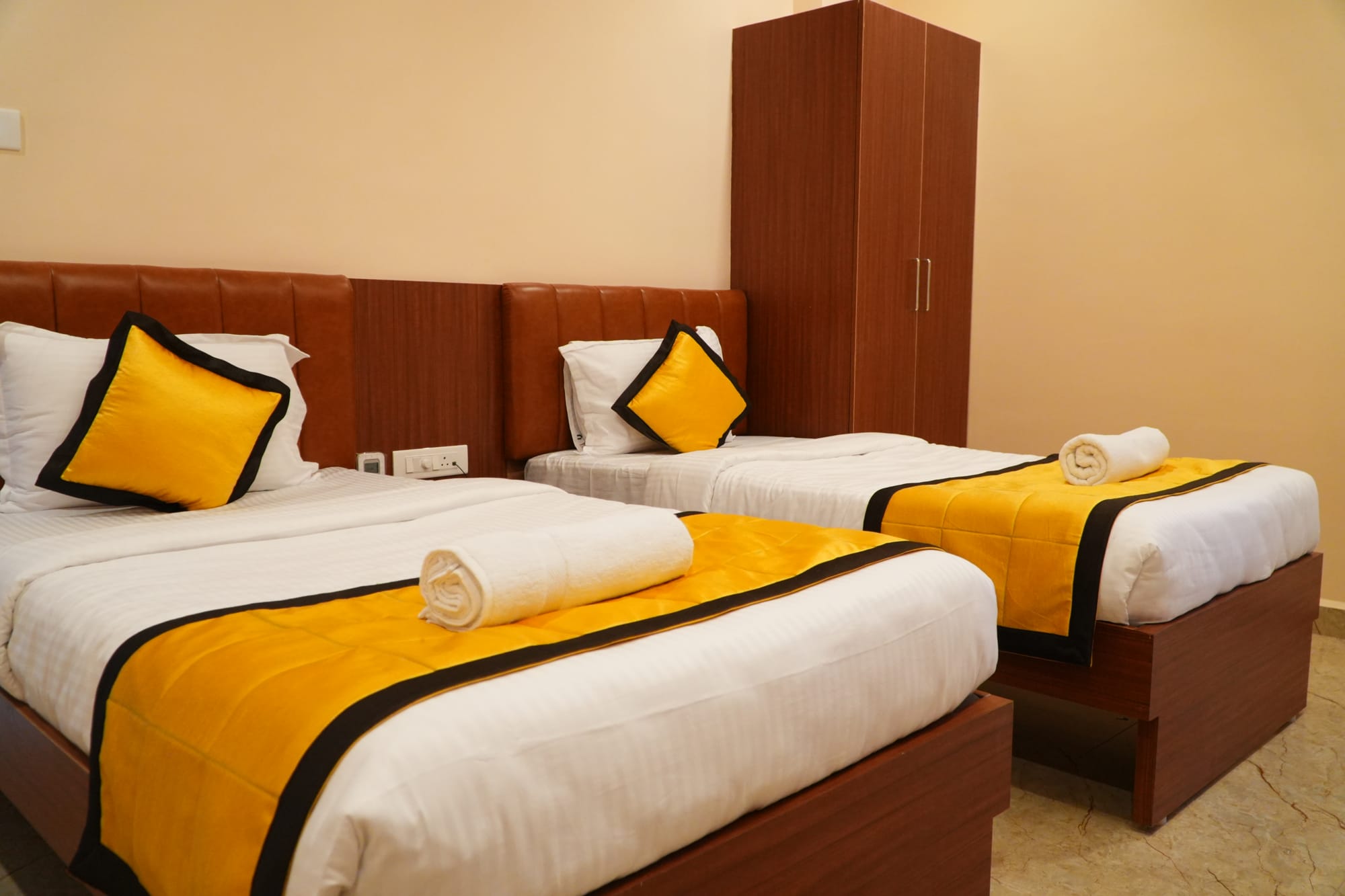 UJ Pallazzio Luxury Class with living area and king bed - view 1