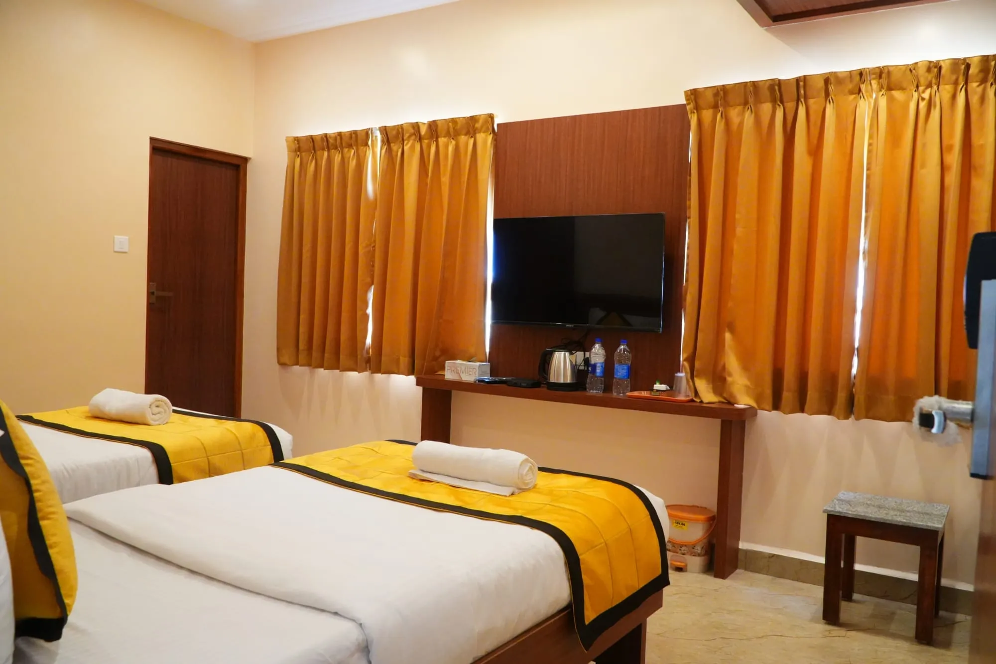 UJ Pallazzio Luxury Class with living area and king bed - Image 2