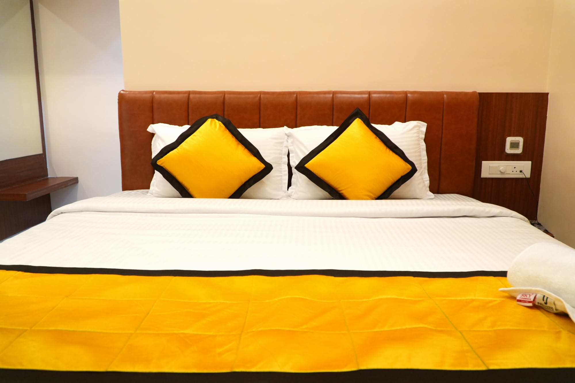 UJ Pallazzio Standard Class with living area and king bed - view 1