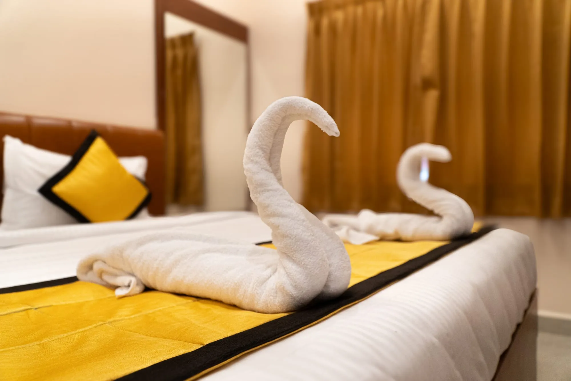 UJ Pallazzio Standard Class with living area and king bed - Image 2