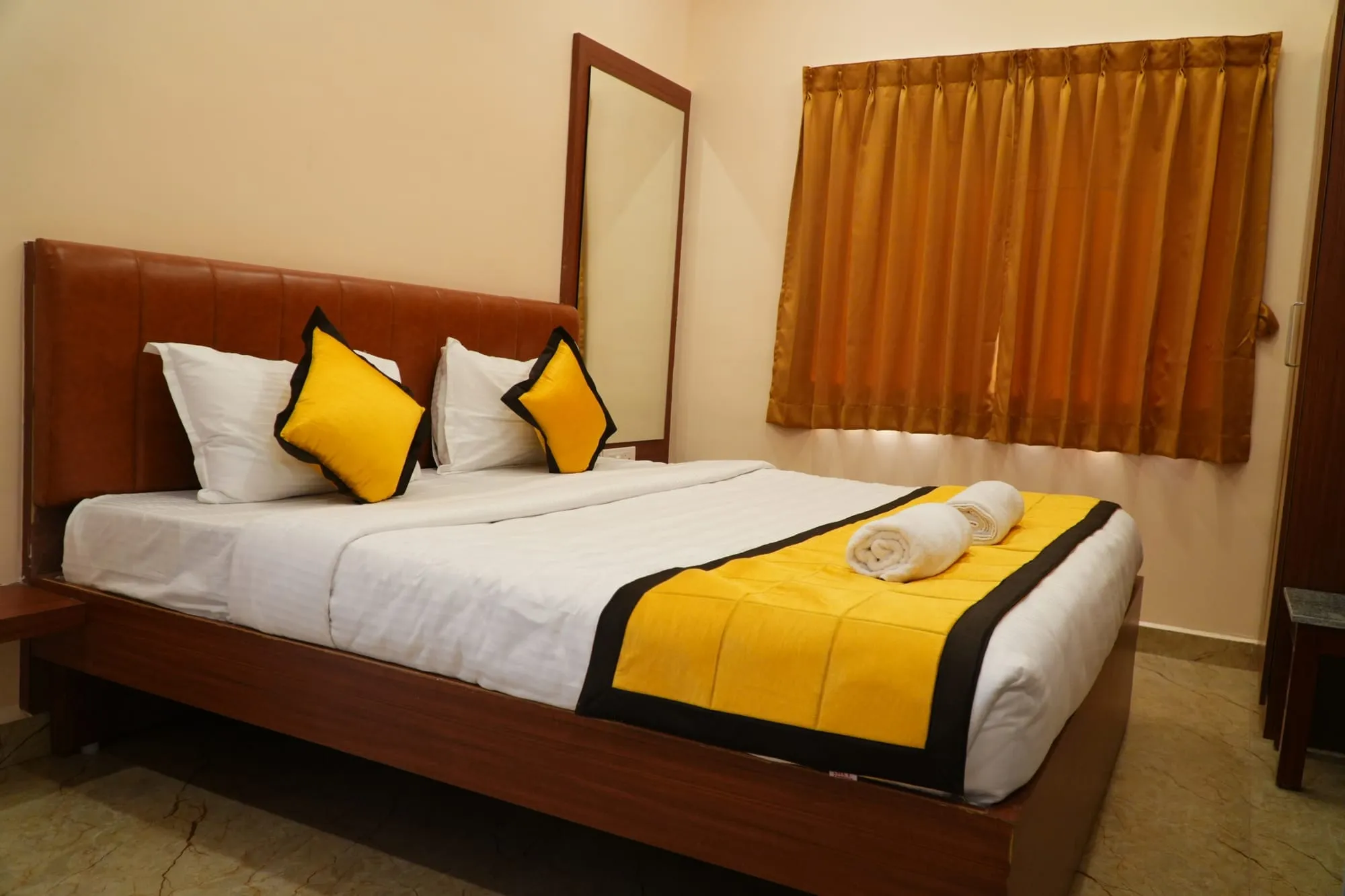 UJ Pallazzio Standard Class with living area and king bed - Image 3
